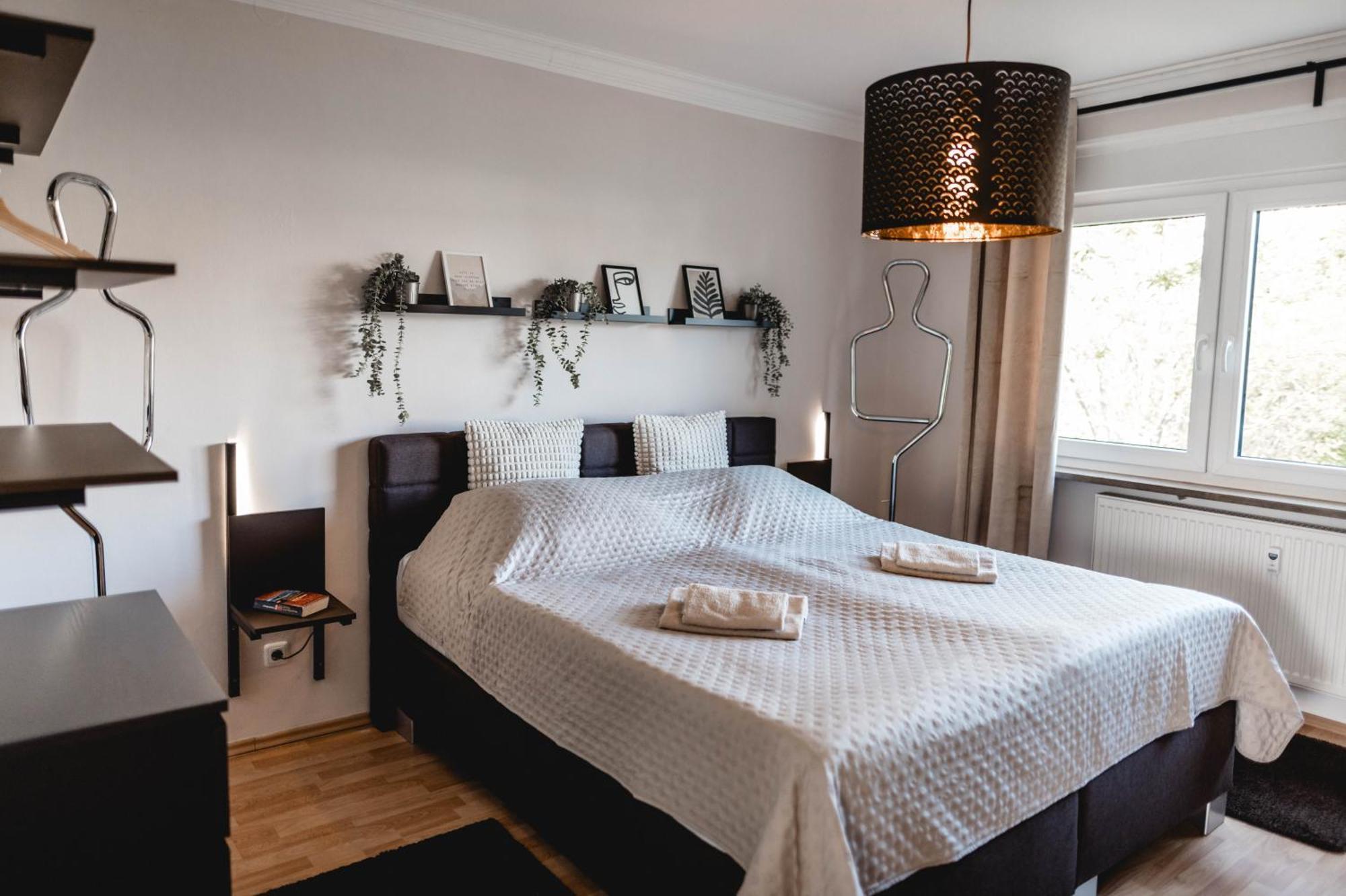 Me Homes - Grosse Moderne Designer-Wohnung Fuer Urlaub Und Business - Mit Kueche, Buero, Balkon Und 2 Parkplaetzen Bayreuth Eksteriør bilde